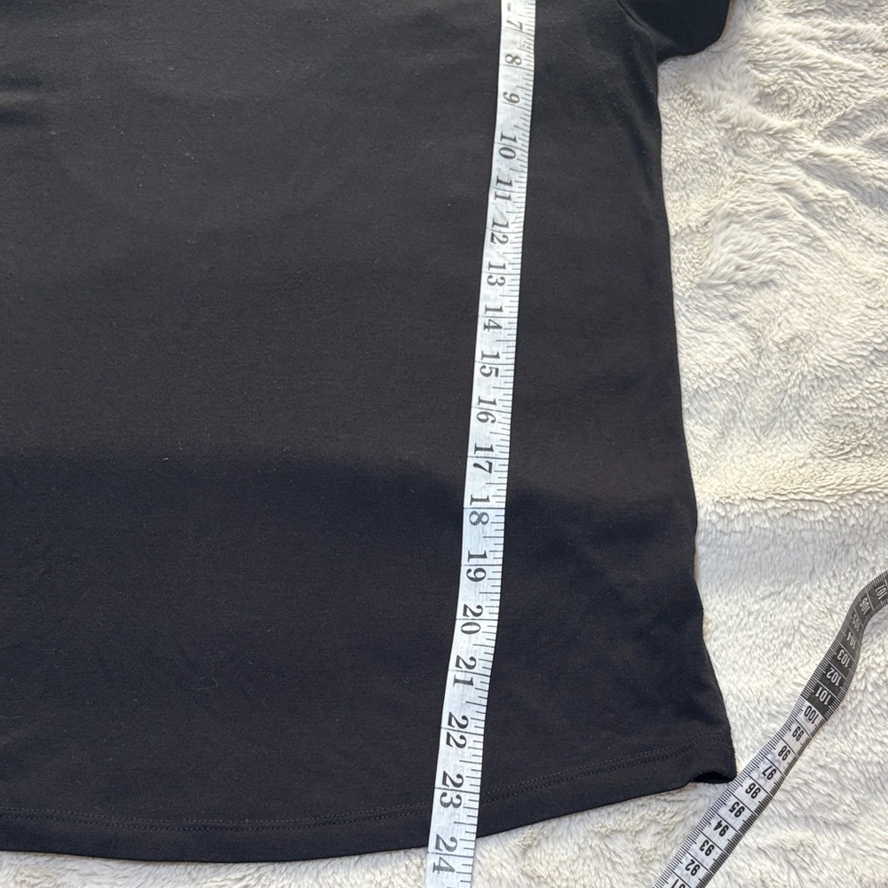 Old Navy Black Short Sleeve Women's Tee - Picture 6 of 6